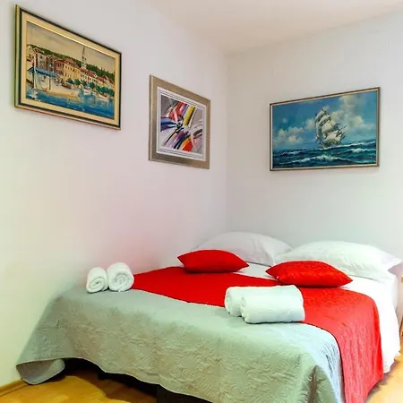 Apartment House Iskra *